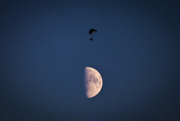 Lune et paramoteur