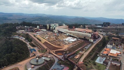 Vista aérea de campo de mineração.