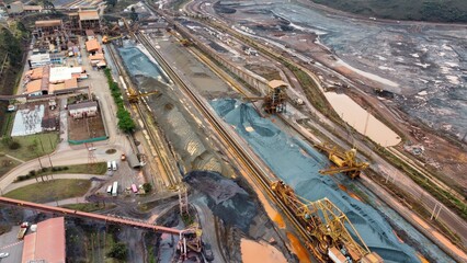 Vista aérea de campo de mineração.