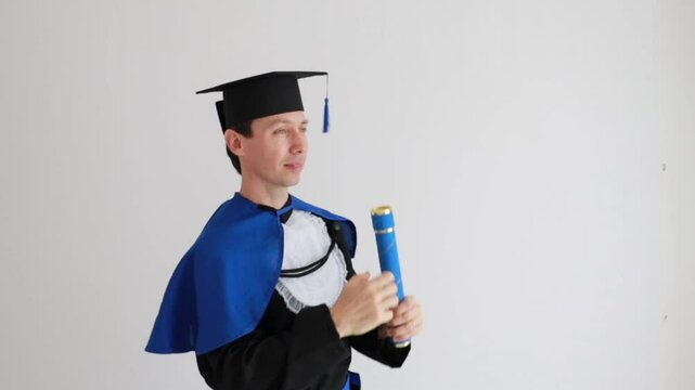 formando celebra  com canudo formatura 