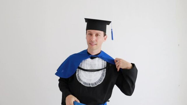 formando celebra  com canudo formatura 