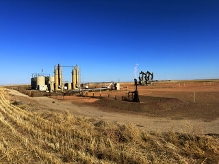 A North Dakota well pad flares natural gas in the Bakken © Andrew
