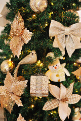 decoração dourada natalina 