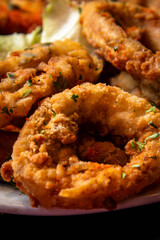 Presentation of a dish with fried prawns breaded with beer