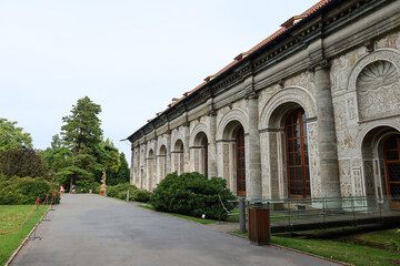 Obraz premium Ornate Renaissance Architecture of the Ball Game Hall in Prague’s Royal Garden with Scenic Pathway and Lush Surroundings