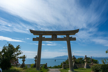 海を臨む神社の鳥居。兵庫県赤穂市で撮影