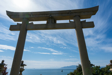 海を臨む神社の鳥居。兵庫県赤穂市で撮影