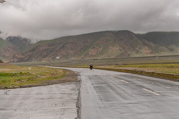 Trains on the Qinghai-Tibet Railway run on the Kunlun Mountains and the Gobi Desert in the Hoh Xil