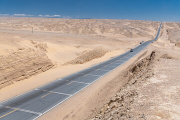 Fototapeta premium Highway G315 crossing the Altyn-Tagh ranges of Kunlun mountains, Xingjiang-Qinghai provinces-China
