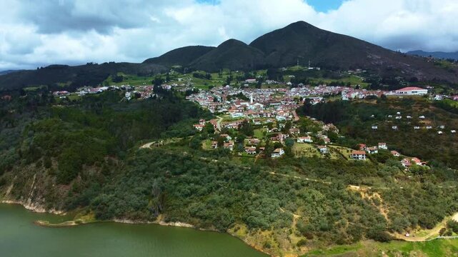 Vuelo Drone Embalse Tomin&eacute; Guatavita Monta&ntilde;a Colombia 4K