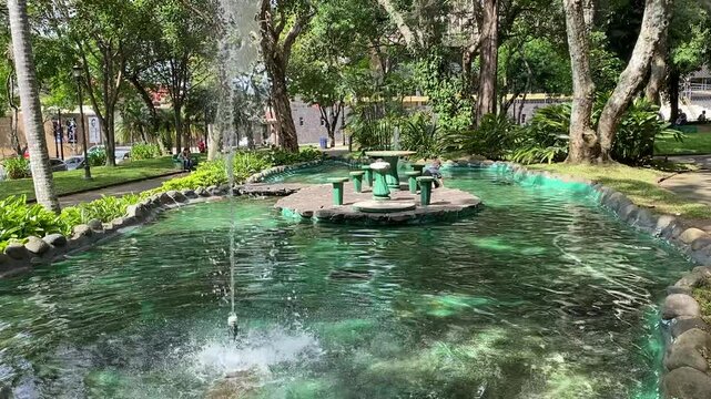 Revelaci&oacute;n de fuente detr&aacute;s de &aacute;rbol, c&aacute;mara lenta, calles arquitectura colonial San Jos&eacute; Costa Rica 