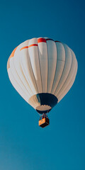 Fototapeta premium Balão de ar quente flutuando no céu