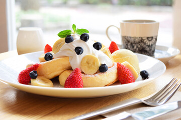 イチゴとベリーをトッピングしたフワフワのスフレパンケーキ