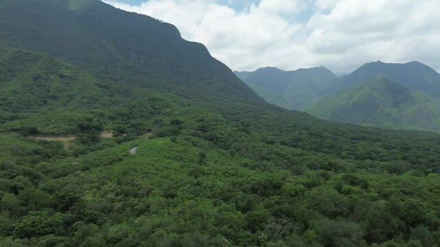Monta&ntilde;as con mucha nubosidad densamente en la sierra madre oriental en el norte de mexico, mucha area verde 