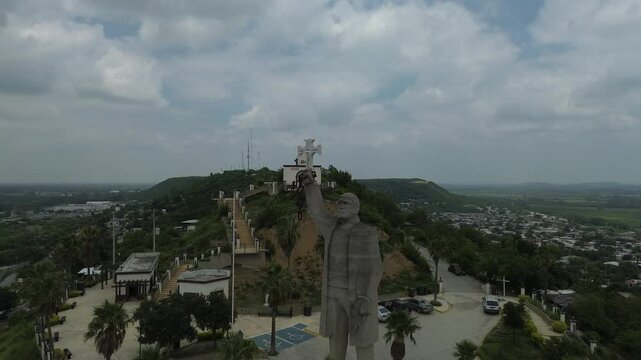 Estatua de jose maria morelos y pavon con las cadenas de la esclavitud en la independencia de mexico en un municipio del norte de mexico 