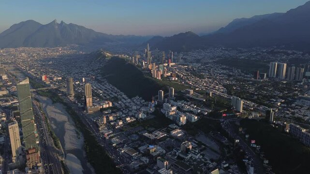Ciudad de monterrey nuevo leon que muestra el avance de edificios grandes en el norte de mexico es una de las ciudades mas avanzadas del norte de mexico monterrey nuevo leon 