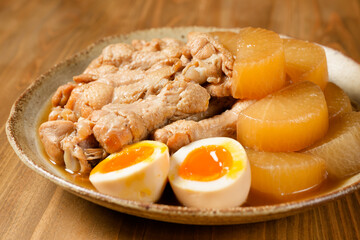鶏手羽元と大根の煮物