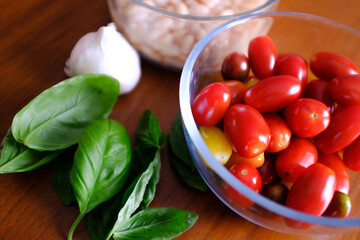 Trendy Garlic Tomato and White Beans Dish