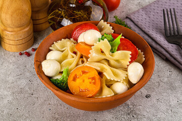 Pasta farfalle with mozzarella and tomato