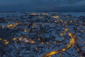 Ausblick auf Landsberg am Lech an einem kalten Winterabend in der Weihnachtszeit