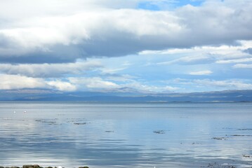 ウシュアイアの海とパタゴニアの山々