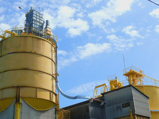 工場タンク上のプラットフォームと調整装置