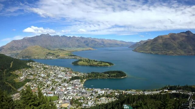 Queenstown with Lake Wakatipu, Otago, S&uuml;dinsel, Neuseeland, Ozeanien.
Panoramic view of town Queenstown, Lake Wakatipu and the Remarkables mountain range.