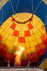 Obraz premium A hot air balloon with a fire in the bottom of it