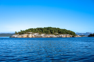 Fototapeta premium Stavanger Norwegen: Lysefjord mit Hengjanefossen-Wasserfall, Vagabundenhöhle von Fantahålå und Preikestolen
