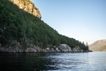 Stavanger Norwegen: Lysefjord mit Hengjanefossen-Wasserfall, Vagabundenhöhle von Fantahålå und Preikestolen
