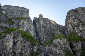 Stavanger Norwegen: Lysefjord mit Hengjanefossen-Wasserfall, Vagabundenhöhle von Fantahålå und Preikestolen