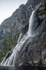 Stavanger Norwegen: Lysefjord mit Hengjanefossen-Wasserfall, Vagabundenhöhle von Fantahålå und Preikestolen