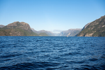 Stavanger Norwegen: Lysefjord mit Hengjanefossen-Wasserfall, Vagabundenhöhle von Fantahålå und Preikestolen