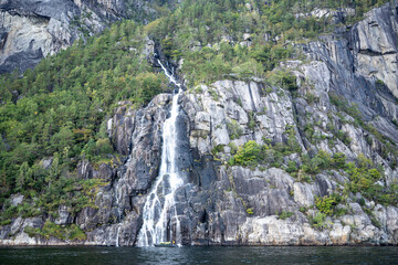 Stavanger Norwegen: Lysefjord mit Hengjanefossen-Wasserfall, Vagabundenhöhle von Fantahålå und Preikestolen