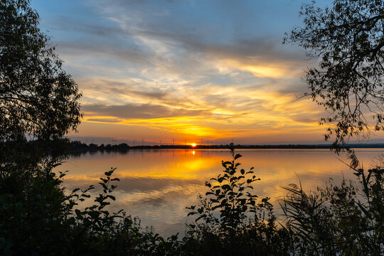 Sonnenuntergang am D&uuml;mmer in Niedersachsen.