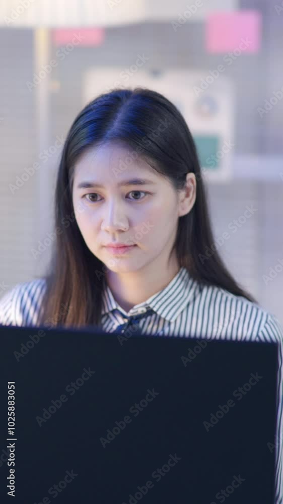 Poster vertical footage of businesswoman is working on computer and calculator for cost with happy face in 