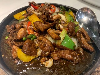 Black Pepper Beef Stir Fry In hot iron plate