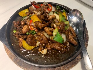 Black Pepper Beef Stir Fry In hot iron plate