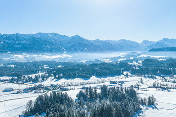 Ausblick auf das verschneite Allgäu rund um Ofterschwang 