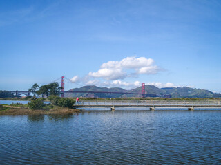 Baie de San Francisco, avec le Golden Gate Bridge, la plage et l'île d'Alcatraz