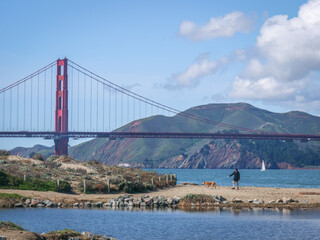 Baie de San Francisco, avec le Golden Gate Bridge, la plage et l'île d'Alcatraz
