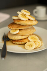 Pancake soffici con sciroppo d'acero su sfondo scuro, colata di sciroppo 