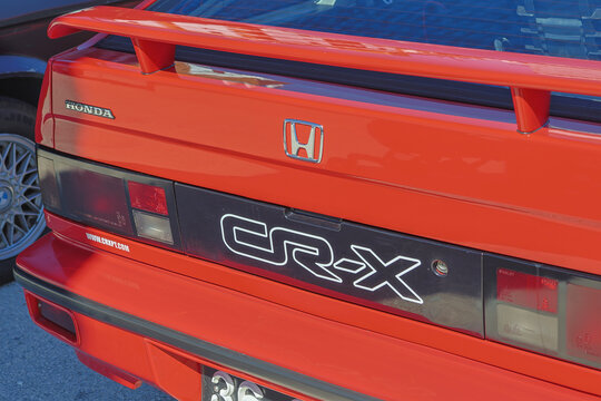 Red honda crx rear showing spoiler and logo
