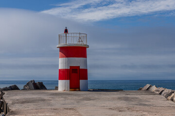 A red and white concrete turret at the end of the breakwater © Piotrmag45