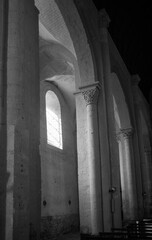 Naklejka premium intérieur de l'église catholique de Plaimpied en Berry dans le centre d ela France en Europe 