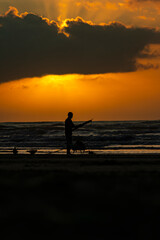 Pescador ao Amanhecer na Praia de Peruíbe, São Paulo, Brasil