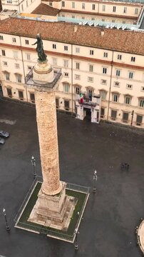 Palazzo Chigi, sede del Governo Italiano. Roma, Italia.
Vista aerea di Piazza Colonna e del Palazzo istituzionale del governo Italiano nel centro storico di Roma.