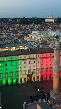 Palazzo Chigi illuminato dal tricolore, sede del Governo Italiano. Roma, Italia.
Vista aerea di Palazzo Chigi, con la bandiera italiana proiettata sulla facciata.
