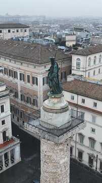 Palazzo Chigi, sede del Governo Italiano. Roma, Italia.
Vista aerea di Piazza Colonna e del Palazzo istituzionale del governo Italiano nel centro storico di Roma.