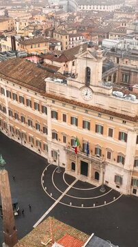 Palazzo Montecitorio, sede della Camera dei deputati della Repubblica Italiana.
Vista aerea di Piazza di Montecitorio, nel centro di Roma, Italia.
